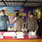 Polisi membeber barang bukti kasus ibu buang bayinya di Sidoarjo. (Dian Kurniawan/Liputan6.com)