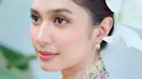 <p>Mikha Tambayong juga mengunggah potret dirinya dalam balutan kebaya berwarna pink. Gaya rambutnya yang disanggul dengan hiasan bunga lili, serta pulasan makeup yang flawless mencuri perhatian. (Instagram/miktambayong).</p>