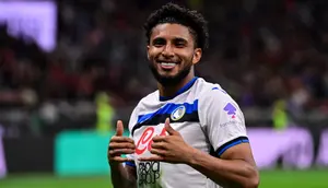 Gelandang Atalanta asal Brasil, #13, Ederson, merayakan setelah mencetak gol pertama timnya selama pertandingan Serie A Italia antara AC Milan dan Atalanta Bergamo di stadion San Siro di Milan, pada 20 April 2025. (Piero CRUCIATTI/AFP)