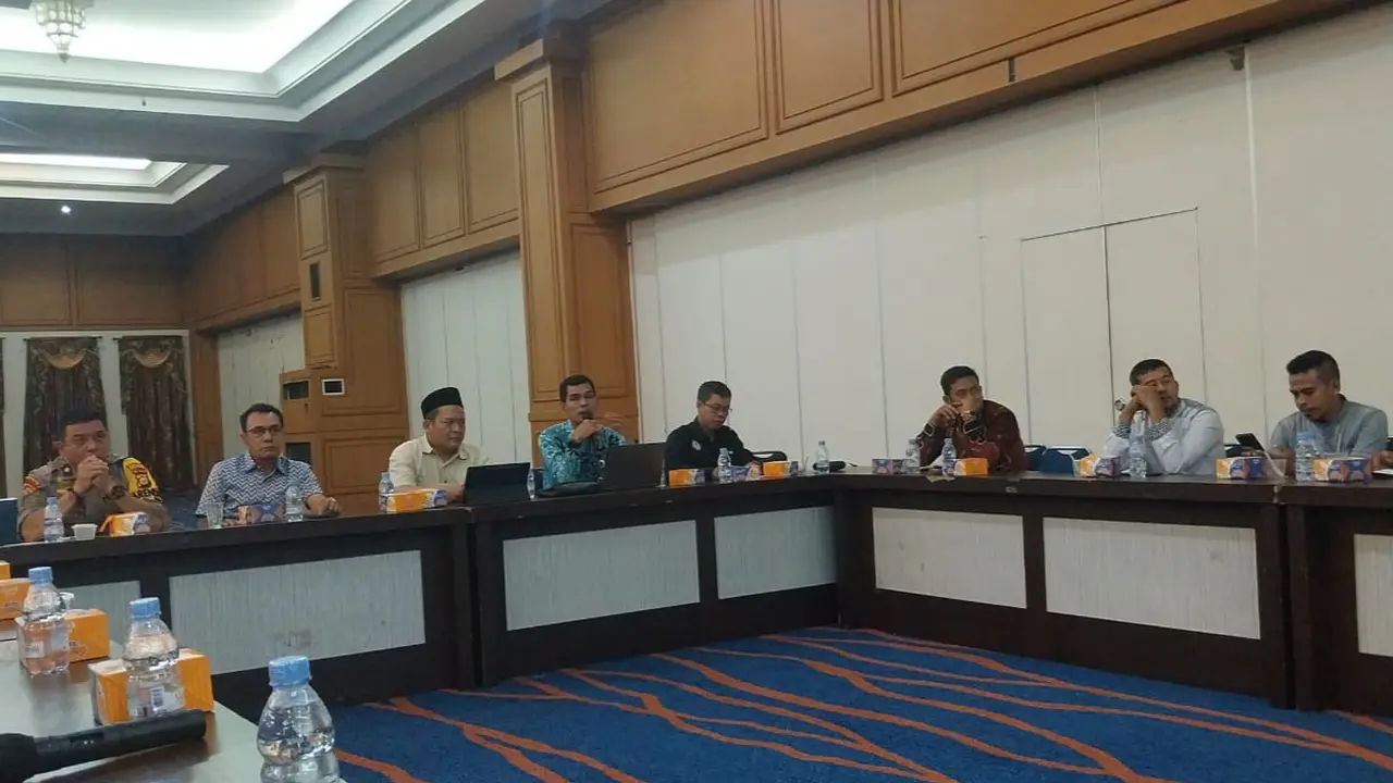 Rapat pematangan debat calon bupati dan wakil bupati di Rokan Hulu.
