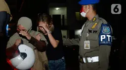 Sejumlah perempuan terjaring dalam operasi yang digelar Satpol PP Tangerang Selatan di Hotel RedDoorz, BSD, Serpong, Jumat (21/08/2020). Satpol PP mengamankan sejumlah pasangan bukan suami istri dalam sebuah operasi di hotel-hotel ketika Pemkot Tangsel memperpanjang PSBB. (merdeka.com/Dwi Narwoko)