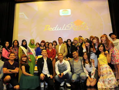 Sejumlah pengisi acara HUT Indosiar seusai konferensi pers di SCTV Tower, Senayan, Jakarta, Senin (5/1/2015). (Liputan6.com/Faisal R Syam)