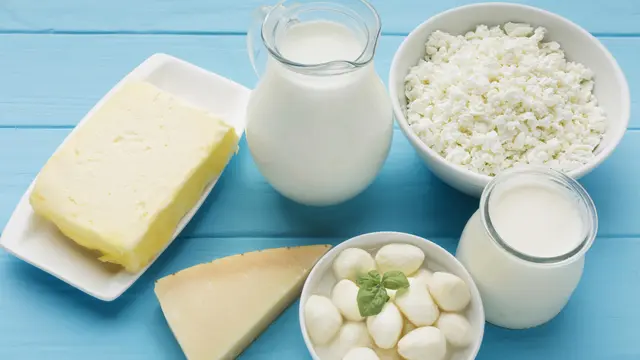 Produk olahan susu sapi yang terdiri dari susu, mentega, keju, dan yogurt (Foto Dok: Freepik/freepik)