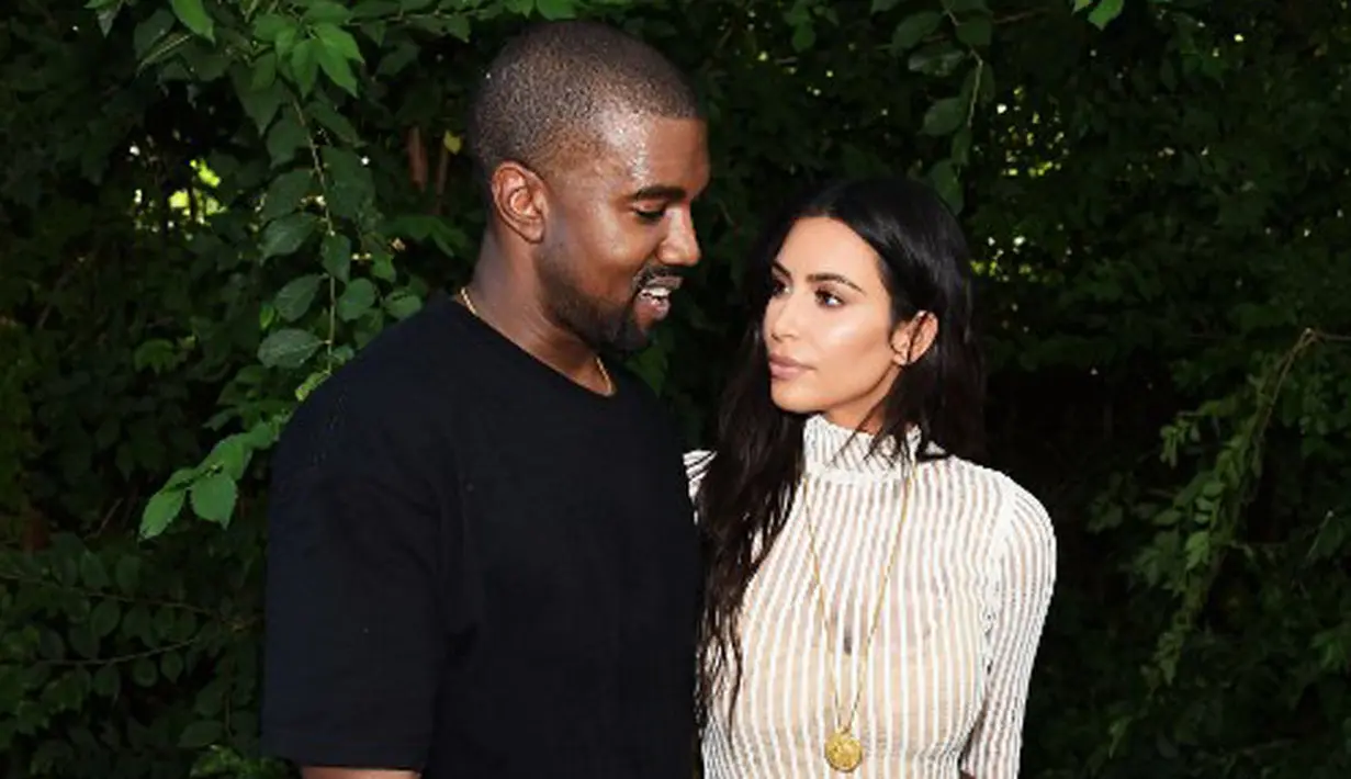 Tragedi perampokan yang menimpanya beberapa bulan lalu menimbulkan trauma yang berat untuk Kim Kardashian. Rasa takut dan trauma masih berdampak sampai sekarang dan membuat Kim tak ingin hadir di acara Paris Fashion Week. (AFP/Bintang.com)