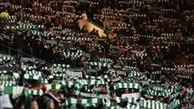 Aksi suporter Celtic saat menjamu Barcelona pada laga kelima Grup C Liga Champions di Celtic Park, Rabu (23/11/2016). (AFP/Paul Ellis)