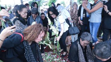 Connie Constantia Banyak Kenangan Bersama January Christy Page 1 Photo Fimela Com