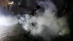 Para pengunjuk rasa bentrok dengan pasukan keamanan Lebanon di luar Kedutaan Besar AS dalam sebuah demonstrasi sebagai bentuk solidaritas terhadap warga Gaza di Awkar, sebelah timur Beirut, 17 Oktober 2023. (JOSEPH EID/AFP)