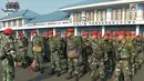 Anggota Kopassus melakukan pengarahan sebelum diterbangkan ke Lombok dari Lanud Halim Perdanakusuma, Jakarta, Senin (30/7). Sebanyak 140 personel Kopassus yang tergabung dalam Pasukan Pendaki Serbu dikerahkan oleh TNI. (Merdeka.com/Iqbal S. Nugroho)