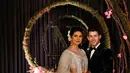 Aktris Bollywood Priyanka Chopra dan musisi AS Nick Jonas berpose saat resepsi pernikahan mereka di New Delhi, India, Selasa (4/12). Upacara pernikahan kedua mereka digelar secara Hindu pada 2 Desember 2018. (AP Photo/Altaf Qadri)