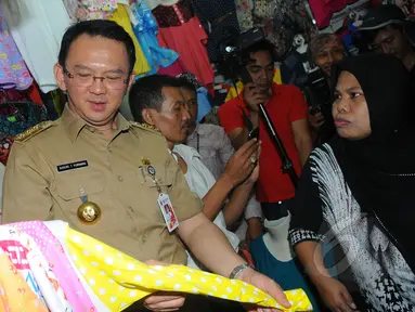 Gubernur DKI Jakarta Basuki Tjahaja Purnama meninjau kondisi Pasar Blok G, Tanah Abang, Jakarta, Rabu (15/4/2015). Kedatangan Ahok tersebut untuk melihat situasi dan kondisi secara langsung di kawasan Pasar Tanah Abang. (Liputan6.com/Herman Zakharia)