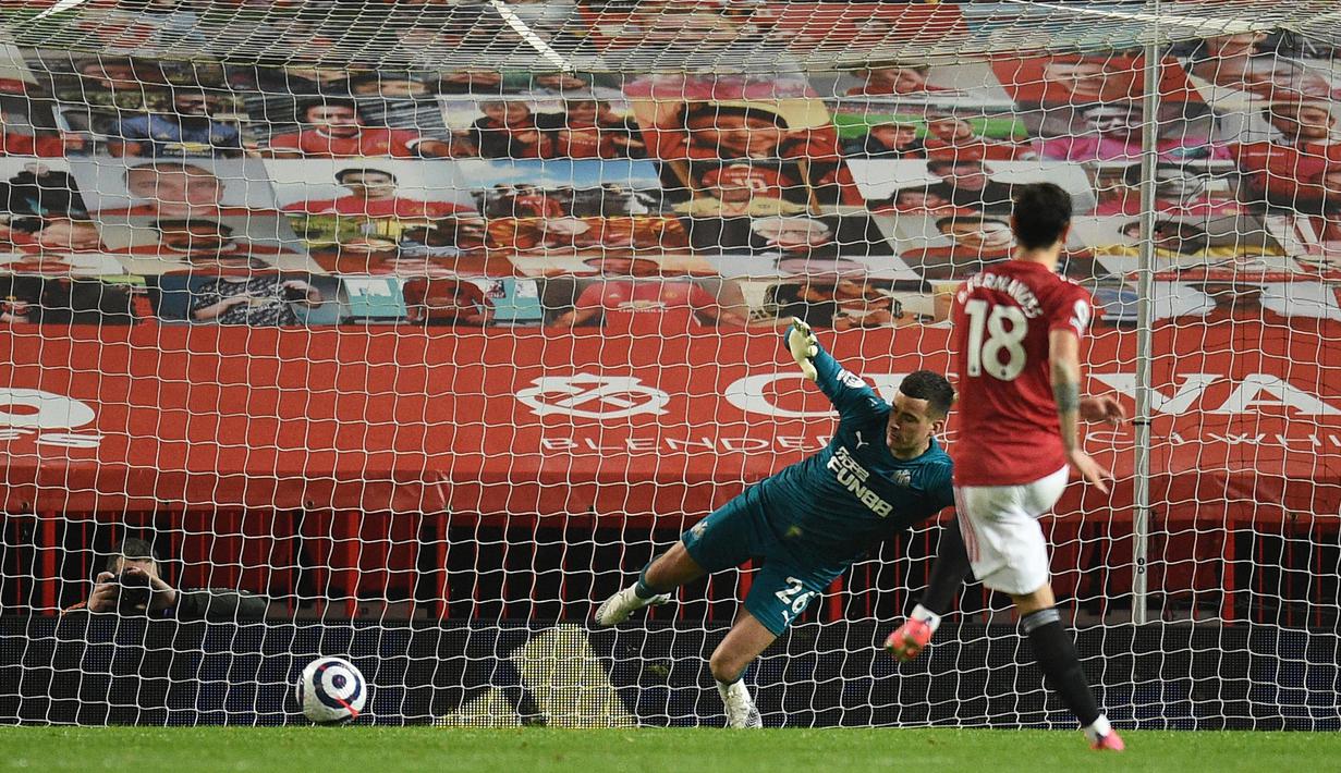 Tendangan 12 pas Bruno Fernandes pun sukses memperdaya penjaga gawang Newcastle Karl Darlow. (Foto: AFP/Pool/Oli Scarff)