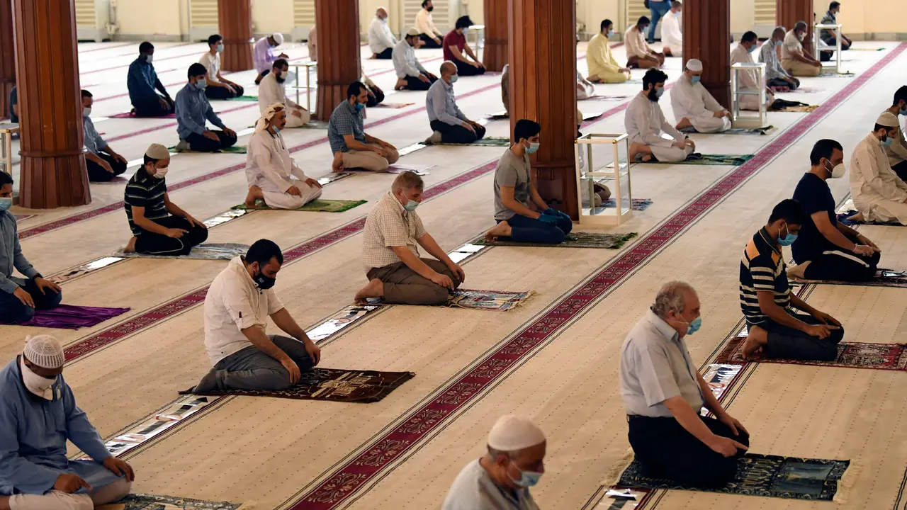 Salat Berjarak di Masjid Uni Emirat Arab