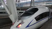 Meneropong Kecanggihan Kereta Super Cepat China. (Foto: Liputan6.com/Ilyas Istianur P)