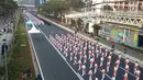 Ribuan peserta mengikuti pemecahan Guinness World Record tari Poco-poco di sepanjang Jalan MH Thamrin-Sudirman, Jakarta, Minggu (5/8). Presiden Jokowi dan Ibu Negara Iriana turut mengikuti acara ini bersama peserta. (Liputan6.com/Pool/Biro Pers Setpress)