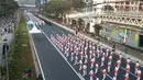 Ribuan peserta mengikuti pemecahan Guinness World Record tari Poco-poco di sepanjang Jalan MH Thamrin-Sudirman, Jakarta, Minggu (5/8). Presiden Jokowi dan Ibu Negara Iriana turut mengikuti acara ini bersama peserta. (Liputan6.com/Pool/Biro Pers Setpress)
