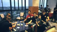 Dua pemain asing Arema Cronus, Esteban Vizcarra (kiri) dan Srdan Lopicic (kanan) tidak akan memperkuat timnya saat menghadapi Persela Lamongan di Stadion Surajaya, Senin (18/7/2016). (Bola.com/Iwan Setiawan)