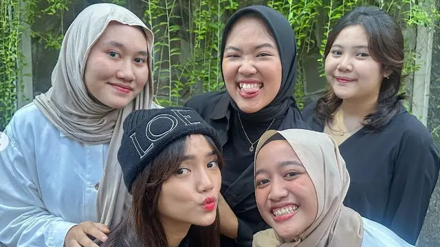 Potret Fuji dan sahabat lamanya (Sumber: Instagram/fuji_an dan Instagram/ghrnsh)