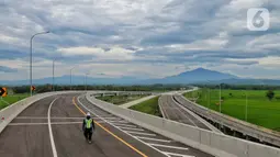 Aktivitas petuga proyek pembangunan Gerbang Tol Ujung Jaya Utama bagian dari Tol Cileunyi-Sumedang-Dawuan (Cisumdawu) seksi enam di Kabupaten Majalengka, Jawa Barat, Rabu (28/12/2022). Kementerian Koordinator Bidang Perekonomian melalui KPPIP meninjau progress dan optimalisasi untuk akses jalan tol menuju Bandara Kertajati dan solusi antisipasi kemacetan jalan nasional Bandung ke Majalengka serta target fungsional secara keseluruhan di kwartal satu 2023 dalam mendukung arus mudik lebaran. (Liputan6.com/Angga Yuniar)