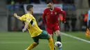 Bek Portugal, Mario Rui berusaha melewati pemain Lithuania, Saulius Mikoliunas pada pertandingan Grup B Kualifikasi Piala Eropa 2020 di stadion Algarve di luar Faro, Portugal (14/11/2019). Portugal menang besar 6-0 atas Lithuania. (AP Photo/Armando Franca)