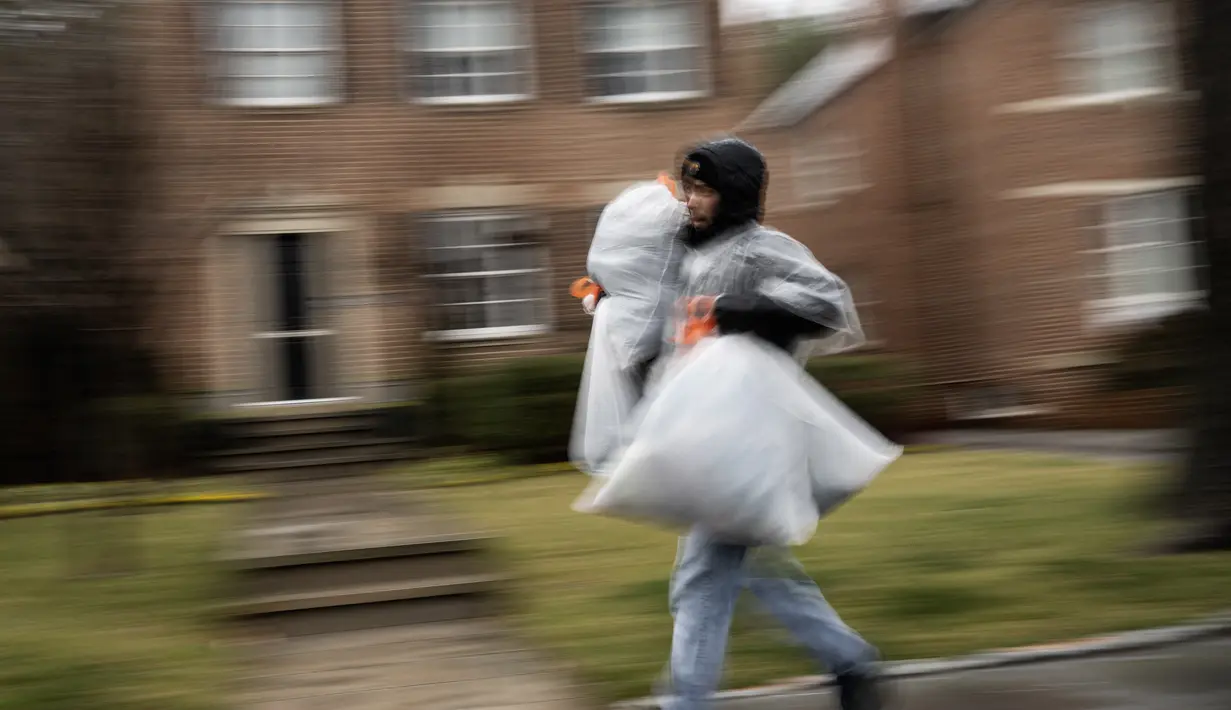 Seseorang membawa sumbangan untuk orang-orang yang terkena dampak gempa di Turki ke Kedutaan Besar Turki di Washington, DC, pada 12 Februari 2023. Ribuan kotak sumbangan mengalir ke kedutaan Turki di DC setelah bencana gempa bumi yang melanda Turki dan Suriah.  (AFP/Andrew Caballero-Reynolds)
