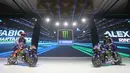 Tim Monster Energy Yamaha resmi memperkenalkan motor baru mereka untuk mengarungi MotoGP 2026. Pabrikan berlogo garpu tala ini sekaligus memulai era baru dengan mesin YZR-M1 berkonfigurasi V4. Acara peluncuran yang digelar pada Rabu (21/1/2026) ini dihadiri langsung oleh duet pembalap andalan mereka, Fabio Quartararo dan Alex Rins. (Bola.com/M Iqbal Ichsan)