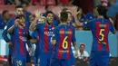 Pemain Barcelona merayakan gol yang dicetak Luis Suarez ke gawang Sevilla pada laga leg pertama Piala Super Spanyol 2016 di Ramon Sanchez Pizjuan, Sevilla, Senin (15/8/2016) dini hari WIB. (AFP/Jorge Guerrero)