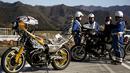 Petugas kepolisian saat menilang rombongan touring motor Bousouzoku di daerah Yamanashi, Jepang , (3/1). Mesikpun motor tahun 1950-an ini ilegal berkendara di Jepang tetapi puluhan pengemudi motor ini tetap melakukan touring. (REUTERS / Thomas Peter)