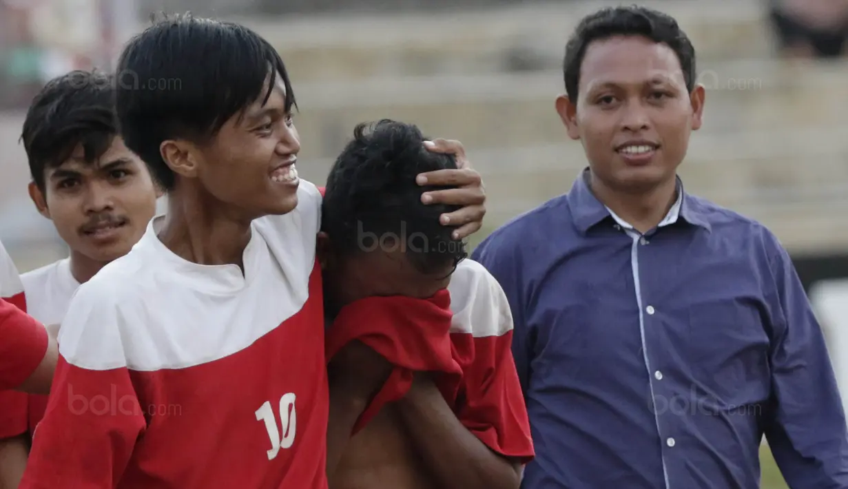 Pemain STIMED Nusa Palapa menangis usai menjuarai Torabika Campus Cup 2017 di Stadion UNM, Makassar, Kamis, (19/10/2017). STIMED Nusa Palapa menang adu penalti atas STKIP Mega Resky. (Bola.com/M Iqbal Ichsan)