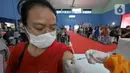 Warga mendapatkan vaksin booster saat gelaran Vaksin Covid-19 Serentak di GOR Radio Dalam, Jakarta Selatan, Selasa (8/3/2022). Vaksinasi serentak digelar di seluruh Indonesia yang diselenggarakan Kepolisian RI dengan target penyaluran vaksin sebanyak 1.114.750 dosis. (Liputan6.com/Herman Zakharia)
