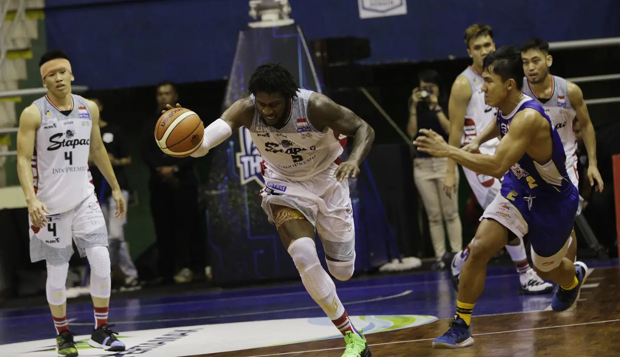 Pebasket Stapac Jakarta, Savon Goodman, mendribble bola saat melawan Satria Muda Jakarta pada laga final IBL 2019  di C-Tra Arena, Bandung, Sabtu (23/3). Savon Goodman terpilih menjadi pemain terbaik IBL 2019. (Bola.com/M Iqbal Ichsan)