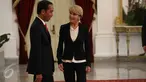 Presiden Jokowi dan Menlu Australia Julie Bishop berbincang seusai melakukan pertemuan di Istana Merdeka, Jakarta, Rabu (26/10). Presiden Jokowi dan Menlu Australia melakukan pertemuan ‎tertutup di salah satu ruangan. (Liputan6.com/Faizal Fanani)
