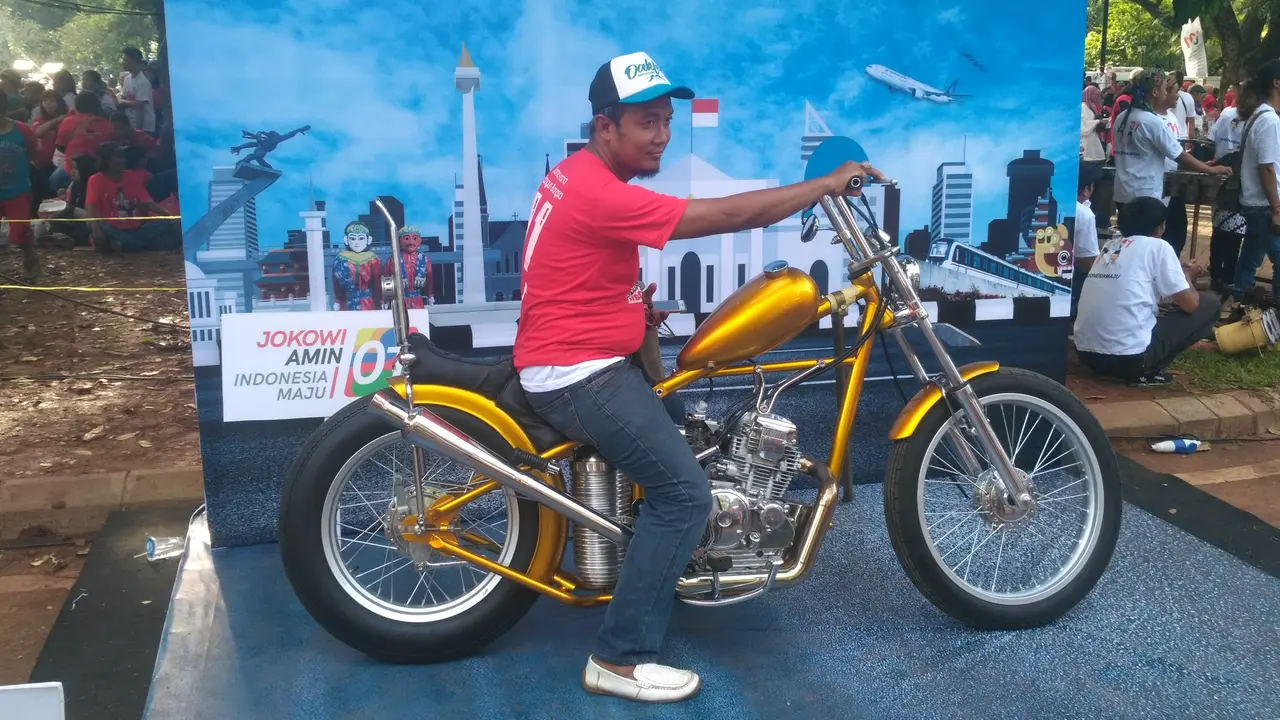 Pendukung menaiki motor yang mirip dengan milik Jokowi.