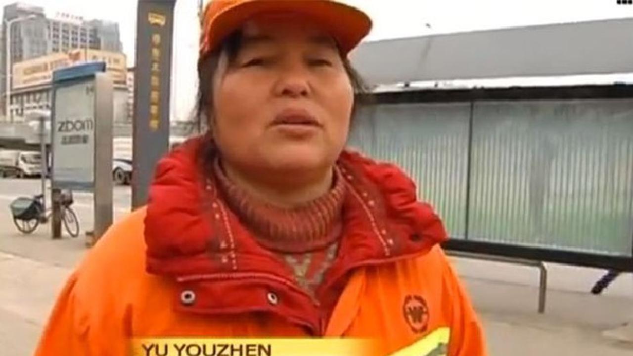 Miliarder ini Rela Kerja Jadi Tukang Sapu Jalanan