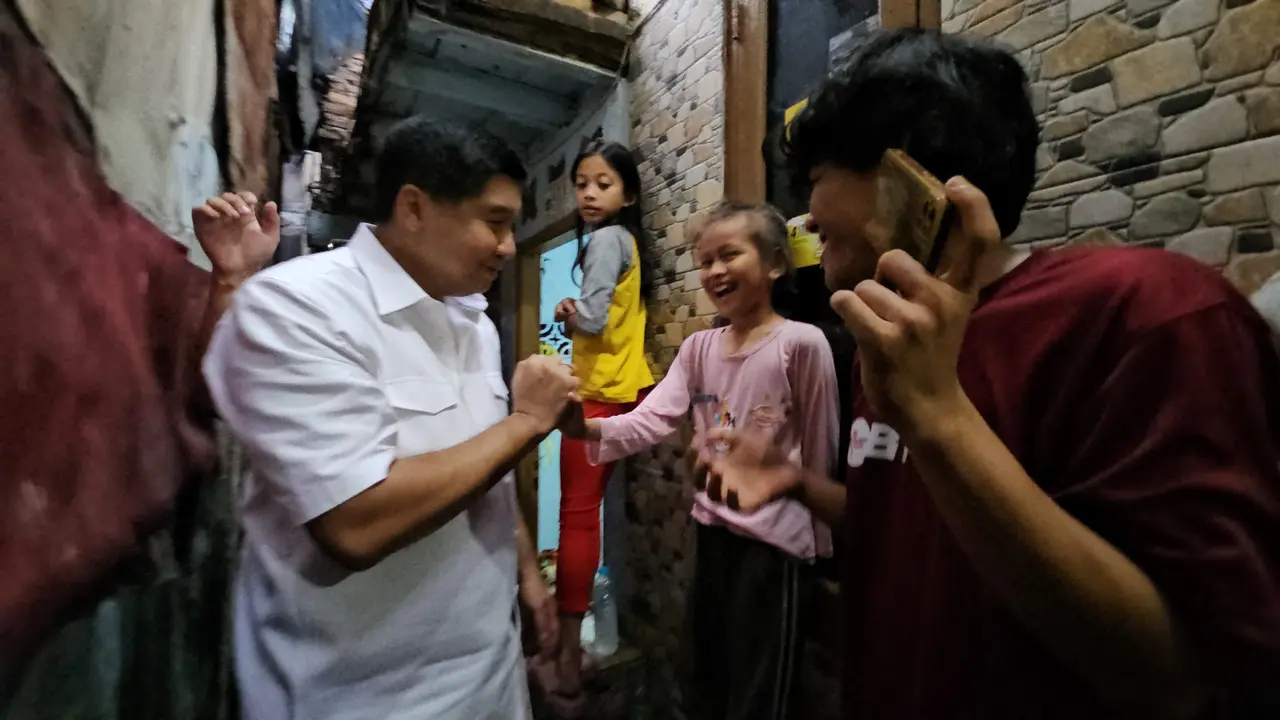 Menteri Perumahan dan Kawasan Permukiman (PKP) Maruarar Sirait menerjunkan tim bahu membahu merenovasi rumah Bu Hasna yang dihuni 13 orang. (Dok Kementerian PKP)
