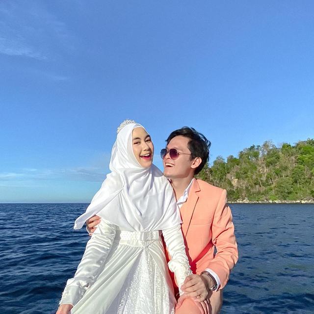 Pertama Kali Trip Bareng, Ini 6 Potret Personel Adam Musik Bersama Istri