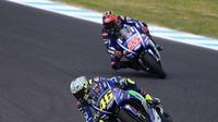 Pembalap Movistar Yamaha, Valentino Rossi (depan), selalu kalah cepat dari rekan setimnya Maverick Vinales dari tiga tes resmi MotoGP yang sudah digelar. (Motorsport)