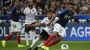 Gelandang Prancis, Corentin Tolisso, berusaha melewati gelandang Albania, Amir Abrashi, pada laga Kualifikasi Piala Eropa 2020 di Stade de France, Paris, Sabtu (7/9). Prancis menang 4-1 atas Albania. (AFP/Lionel Bonaventure)