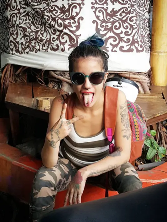 Penampilan Sheila Marcia berubah drastis, tak hanya itu mantan kekasih Roger Danuarta kini mentato bagian tubuhnya. (viainstagram/Bintang.com)