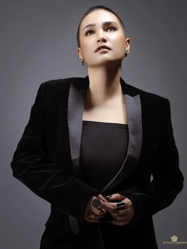 Gaya 10 Selebriti saat Pemotretan Bertema All Black, Tampil Elegan
