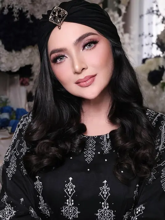 Kulit wajah Ashanty tampak begitu mulus dengan hasil akhir soft matte yang tetap terlihat sehat dan bercahaya. [@ashanty_ash].