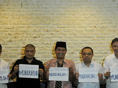 Ki-ka: Sebastian Salang, Romo Benny Susatyo, Ray Rangkuti, Ari Nucahyo dan Jerry Sumampow saat menggelar konferensi pers terkait Setya Novanto, Jakarta, Minggu (29/11/2015). Koalisi Bongkar Mafia Parlemen mendesak Setnov mundur.(Liputan6.com/Johan Tallo) 