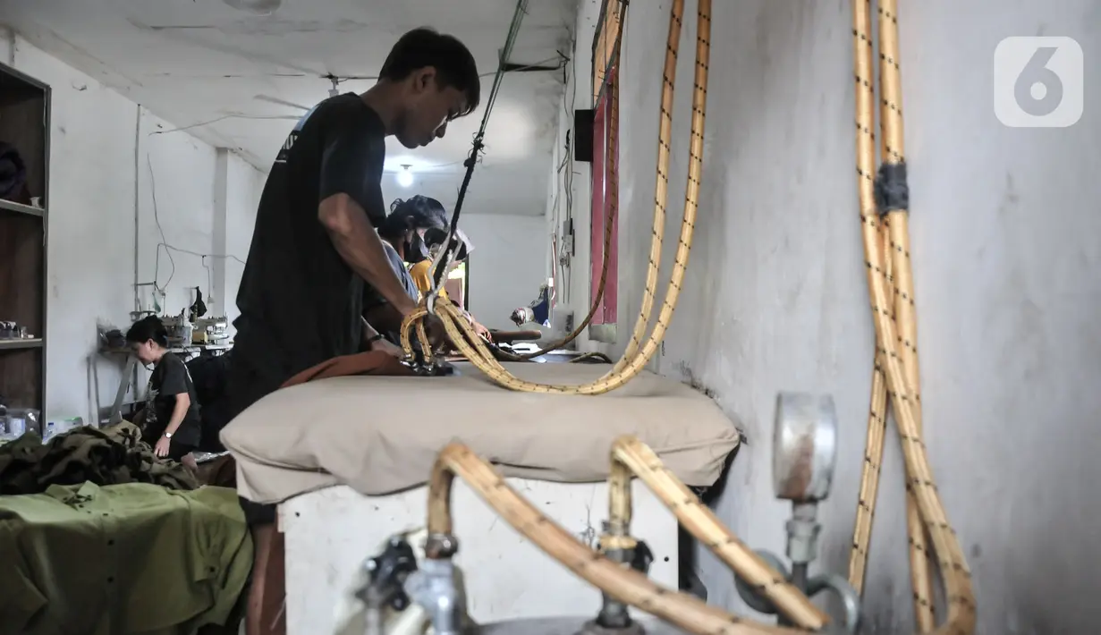 Pekerja menyelesaikan proses produksi pakaian di industri garmen Raisa Jaya, Perkampungan Industri Kecil (PIK) Pulogadung, Jakarta Timur, Kamis (16/3/2023). (merdeka.com/Iqbal S Nugroho)