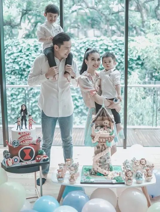 Meskipun tidak mengundang banyak orang, namun hal tersebut tak mengurangi keceriaan Sandra Dewi. (Foto: instagram.com/sandradewi88)