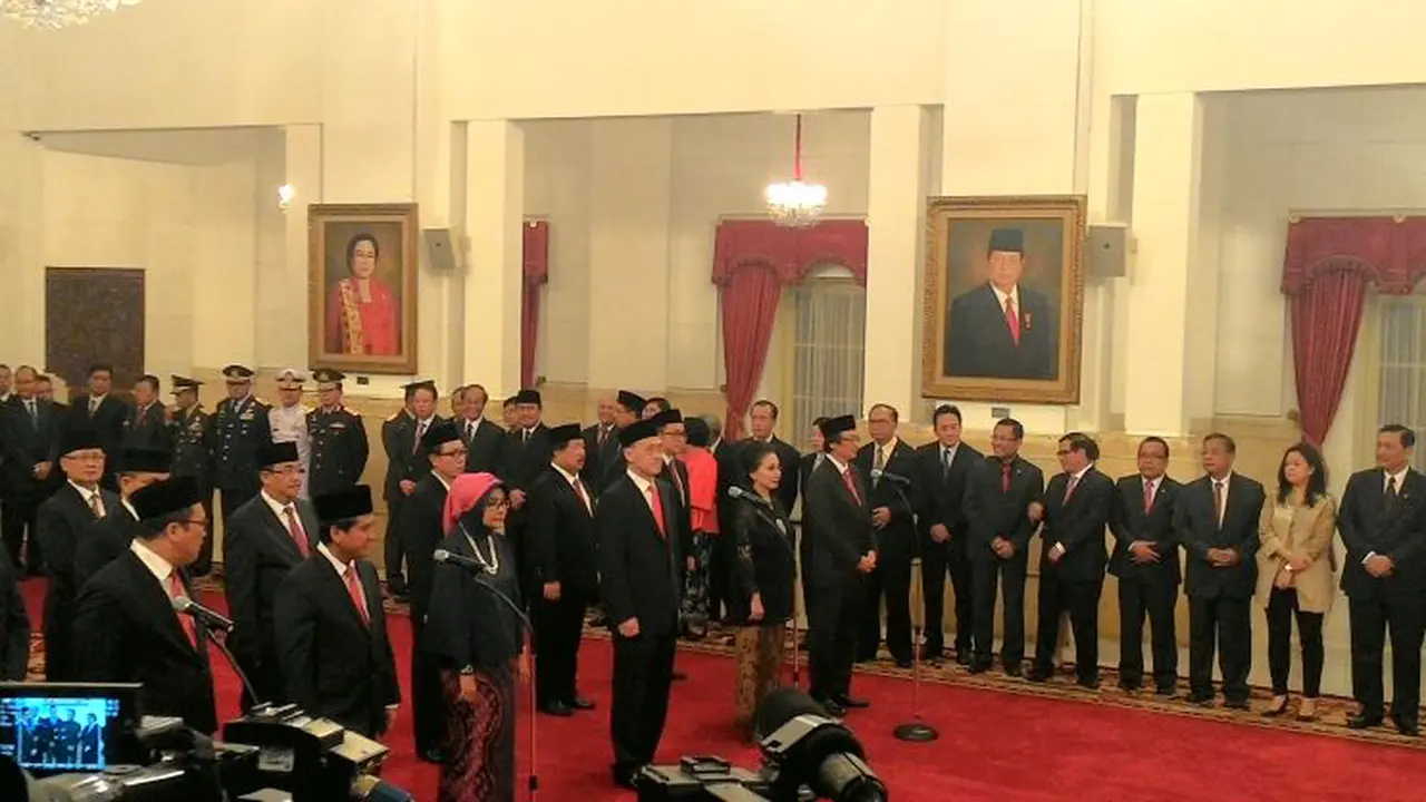 Presiden Joko Widodo melantik Soetrisno Bachir sebagai Ketua Komisi Ekonomi dan Industri Nasional (KEIN)  di Istana Negara, Kompleks Istana Kepresidenan, Jakarta, Rabu (20/1/2016). ‎