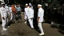 Massa Front Pembela Islam (FPI) berkumpul di depan gerbang Mabes Polri, Jakarta, Selasa (15/11). Kedatangan massa FPI untuk mengawal gelar perkara penistaan agama yang diduga dilakukan oleh Basuki Tjahaja Purnama alias Ahok. (Liputan6.com/Johan Tallo)