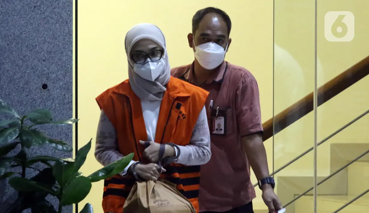 Pegawai Negeri Sipil (PNS) pada Kepaniteraan Mahkamah Agung (MA), Desy Yustria (kiri) usai menjalani pemeriksaan lanjutan di Gedung Merah Putih KPK, Jakarta, Kamis (6/10/2022). Desy Yustria merupakan tersangka suap dalam jual beli pengurusan perkara di MA yang melibatkan Hakim Agung Sudrajad Dimyati. (Liputan6.com/Helmi Fithriansyah)