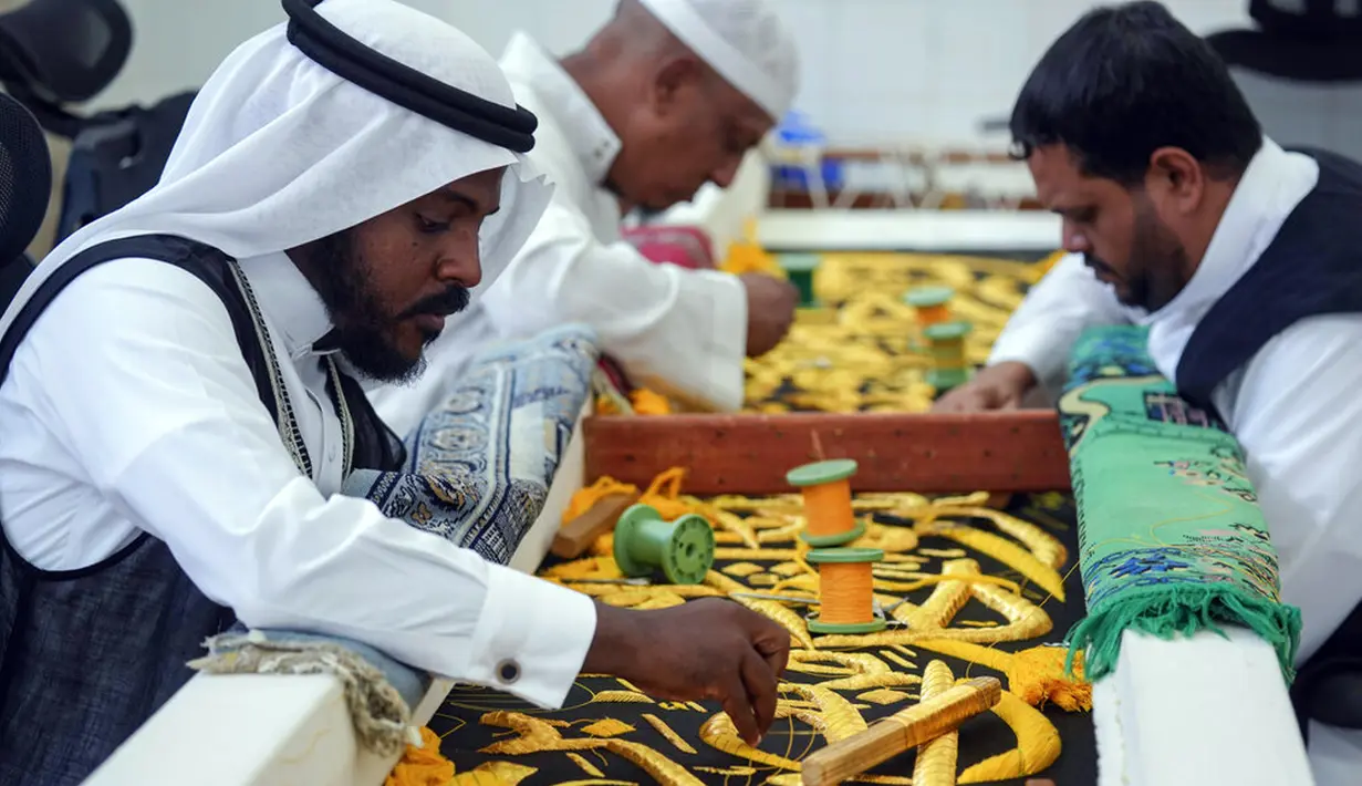 Pekerja menyulam kaligrafi Islam menggunakan benang perak murni atau benang perak berlapis emas pada tahap akhir pembuatan Kiswah Kabah di Mekah, Arab Saudi, 6 Juli 2022. Jemaah haji berkumpul di Kota Suci Mekah untuk haji terbesar sejak pandemi virus corona COVID-19. (AP Photo/Amr Nabil)