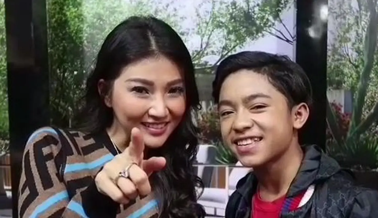 Bukan hanya itu, karena sangat grogi Betrand yang gemetaran pun sampai buang air kecil di celana.  “Gemetar sampai kaki semua, sampai kencing di celana Onyo," kenang Betrand. (Instagram/betrandpetoputraonsu)