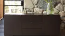 Penggunaan batu alam yang dominan dinetralisir oleh furnitur bergaya minimalis pada desain eklektik.(decoist.com)