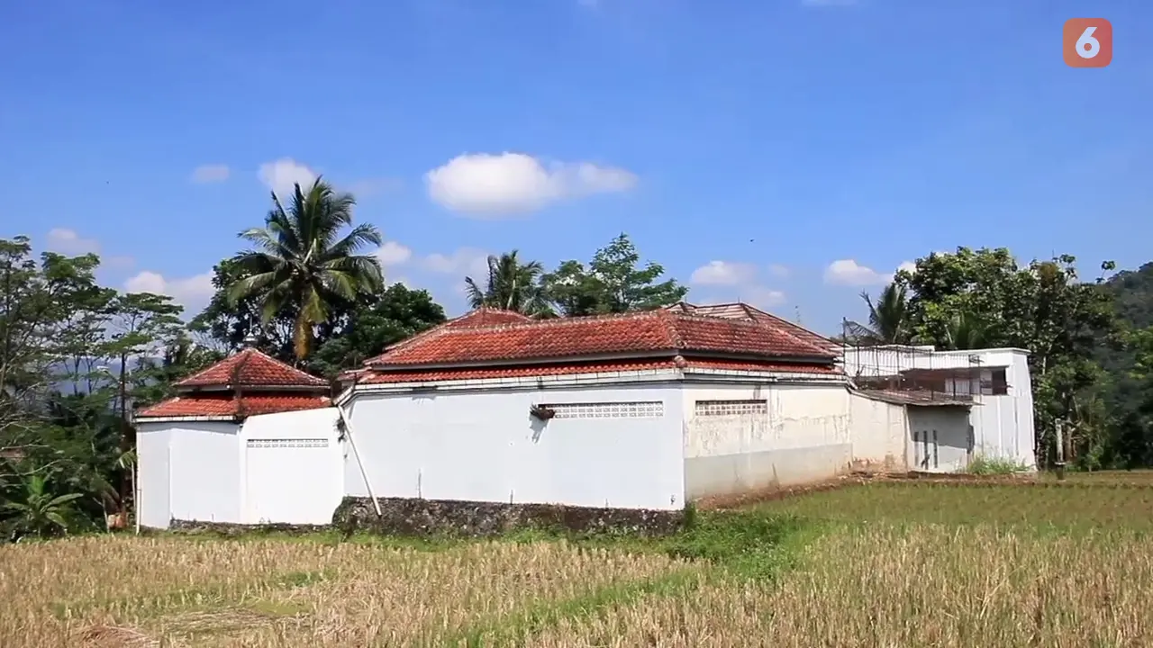 Villa di Sukabumi yang jadi tempat penyimpanan alat cetak uang palsu bernilai Rp22 miliar (Liputan6.com/Fira syahrin).